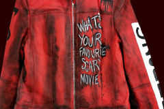 Jachetă vintage din piele naturală, pictată manual cu mesaje motivaționale puternice. Mărime 40 EU, unisex. Vopsea specială pentru piele, fixată cu varnish – artă purtabilă care inspiră.