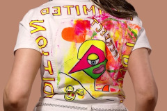 Salopetă albă de vară cu picturi minimaliste roz neon. Stil futurist, cu detalii pop și energie fresh.
