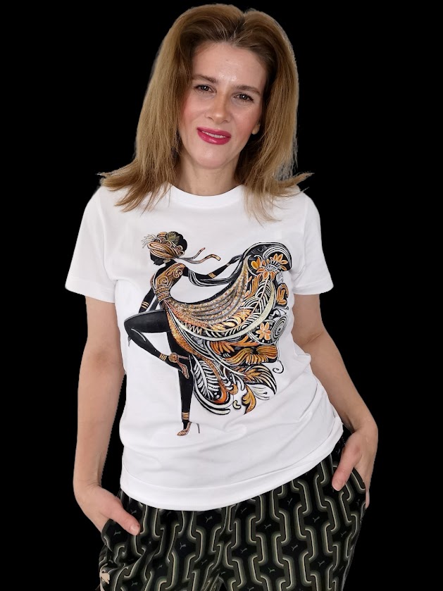 Tricou pictat manual – Siluetă Africană cu Rochie